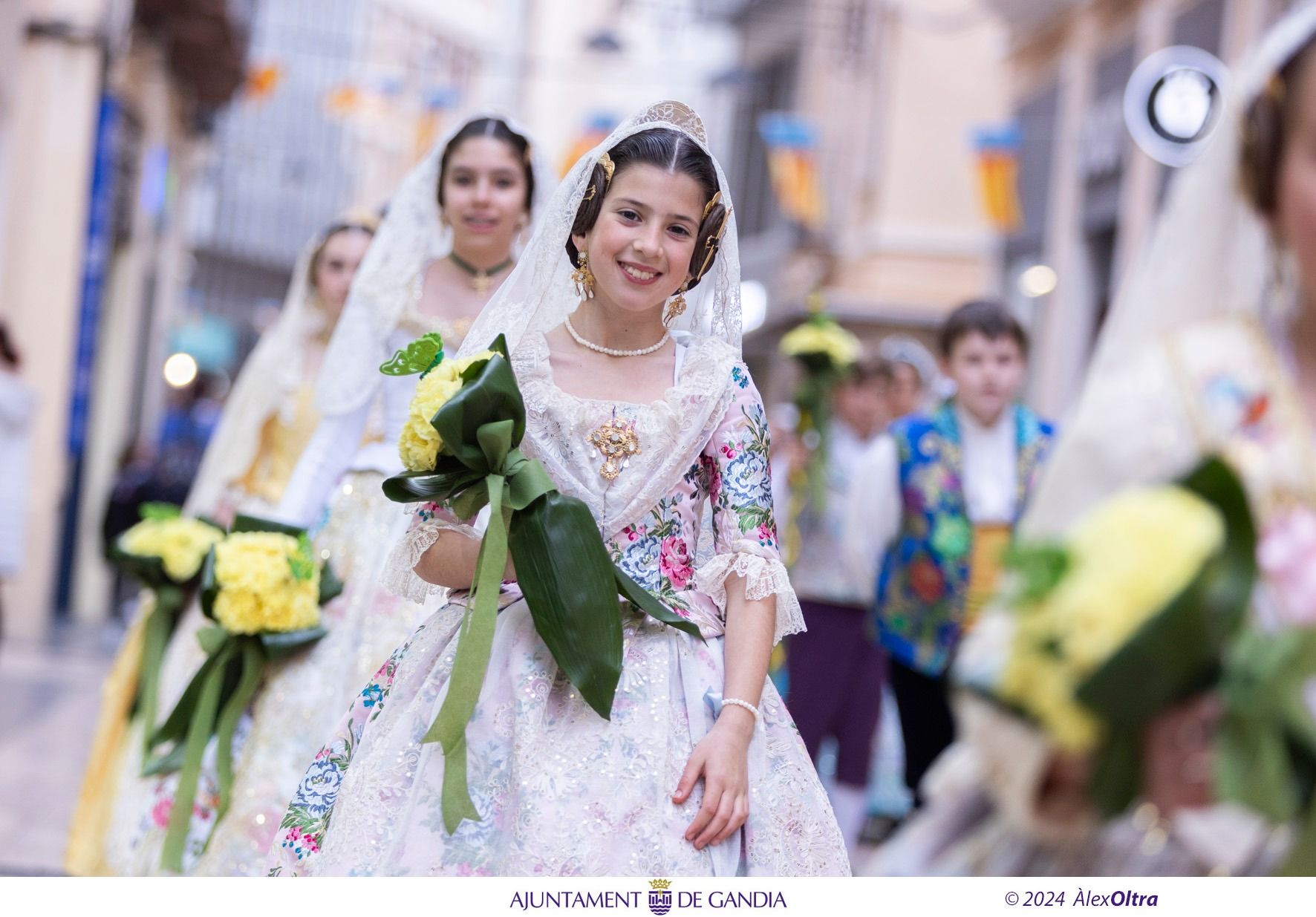 Bellas imágenes de la Ofrenda de las Fallas de Gandia