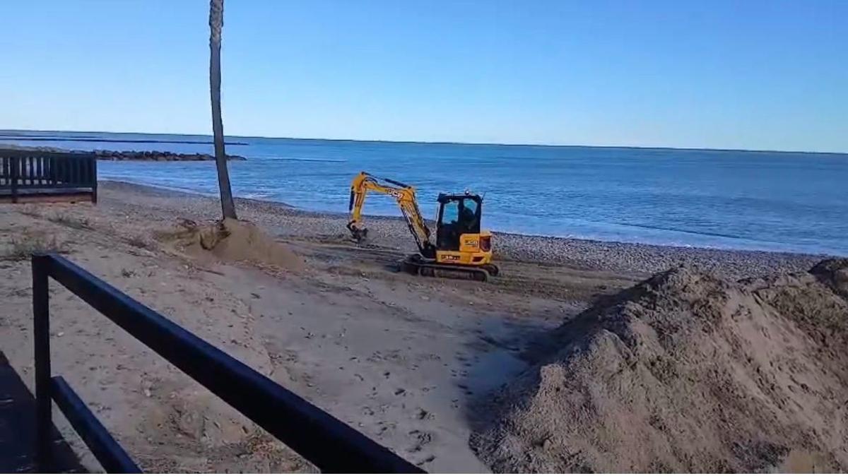 NULES. También ha tenido que tirar de recursos propios para arreglar sus playas.