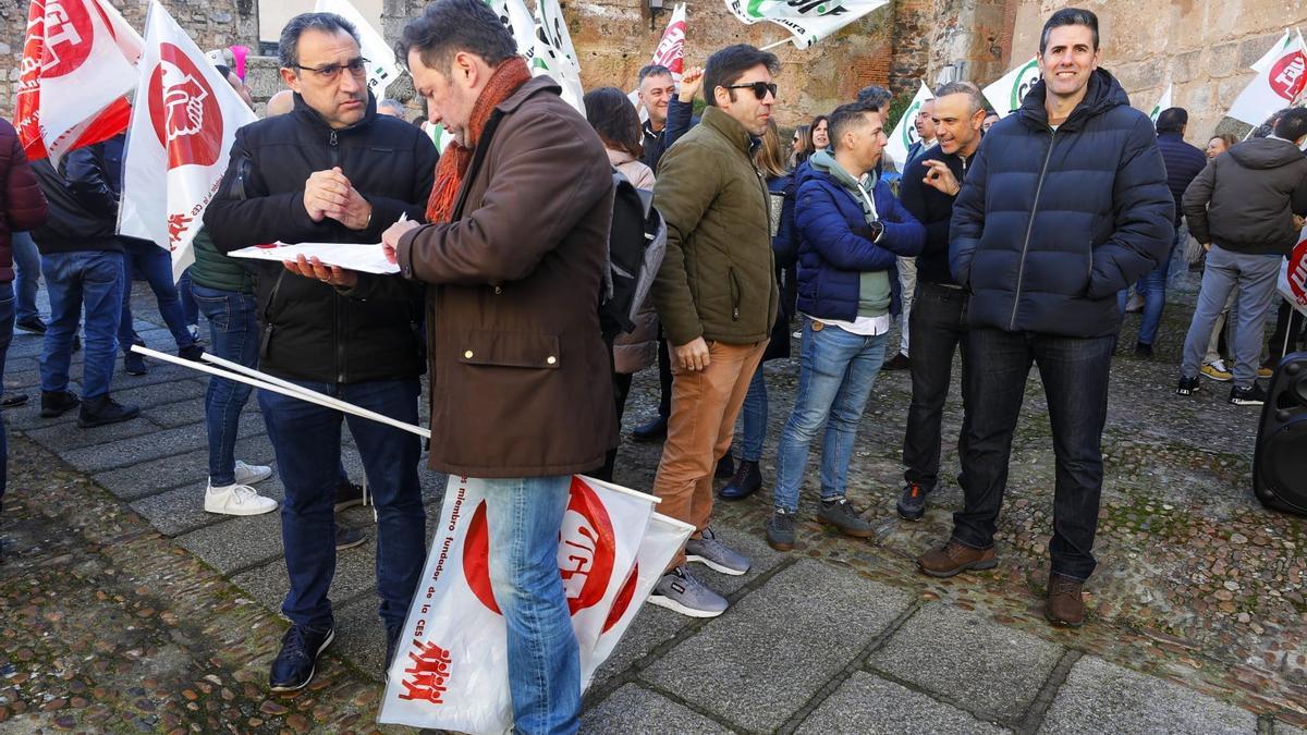Manifestación ayer a las puertas del Ayuntamiento de Cáceres.