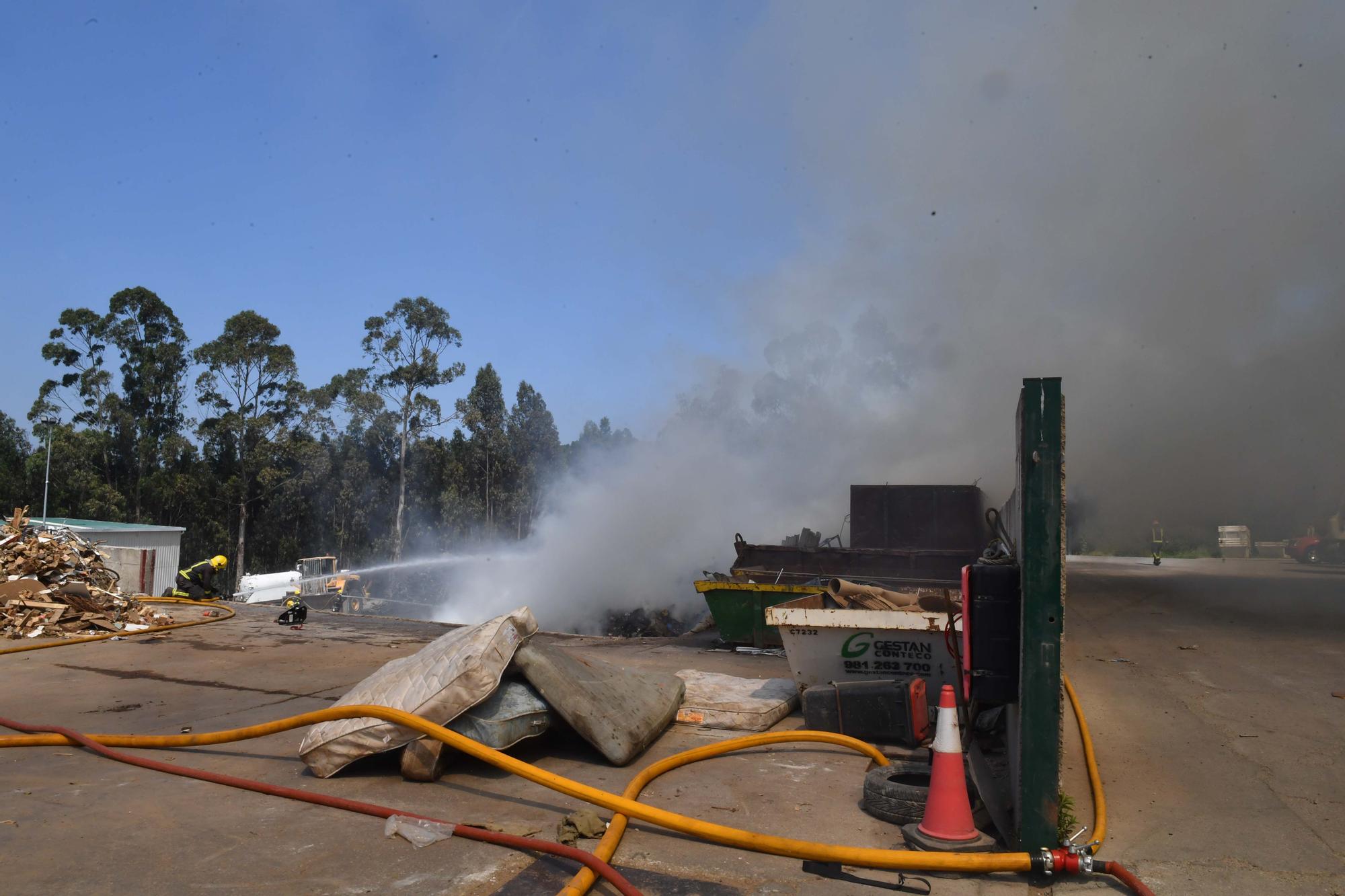 Incendio en la planta de reciclaje de Gestán en Santa Icía, en Morás