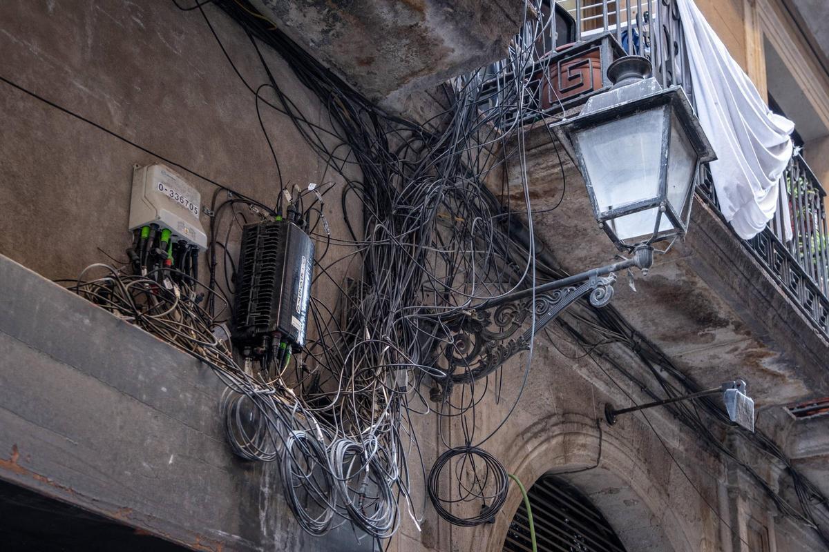 Barcelona trata de poner fin a las marañas de cables en las fachadas