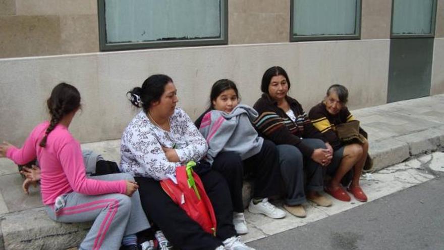 María José y su familia en la acera de Socors.