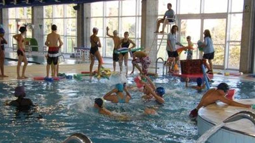 Activitats a la piscina coberta del Tossalet, equipament municipal que fins ara gestiona la federació.