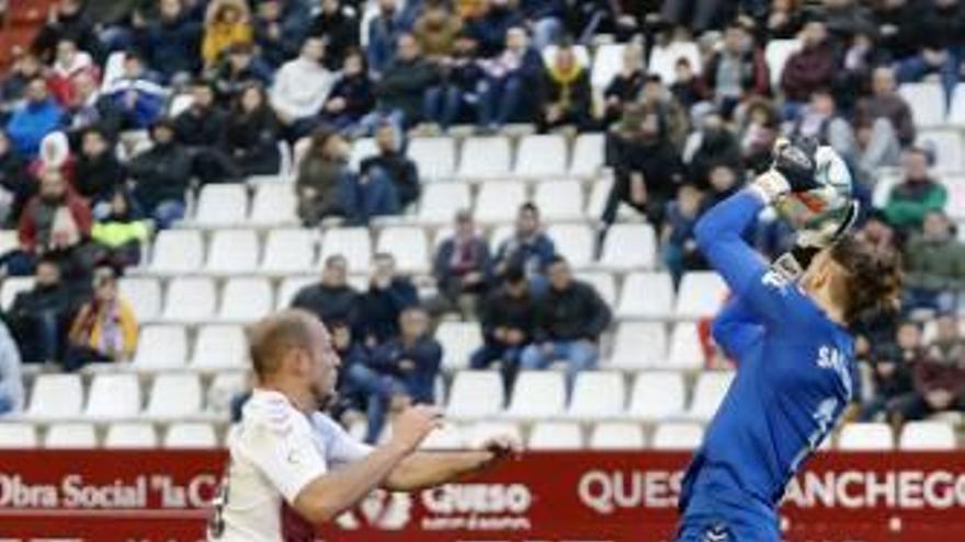 San Román detiene un balón ante el delantero del Albacete Zozulia.