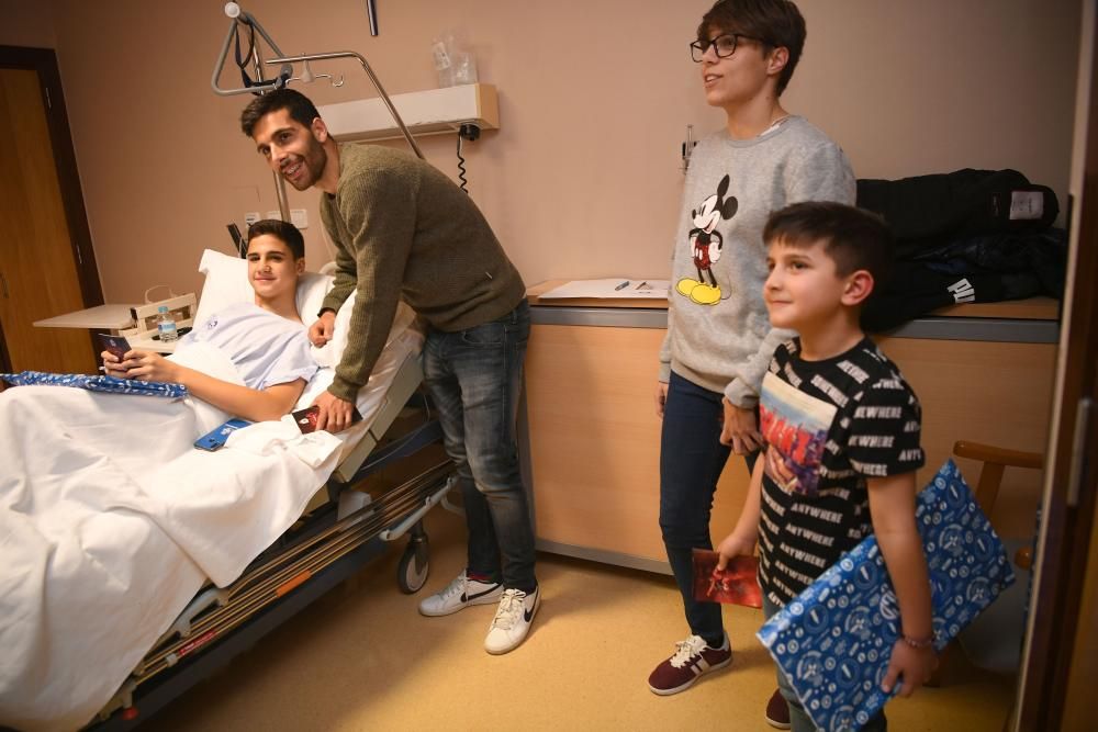 Dos futbolistas del primer equipo -David Simón y Eneko Bóveda-, junto a tres jugadoras del Deportivo Abanca -Cris, Laura y Miriam- visitam a los niños hospitalizados.