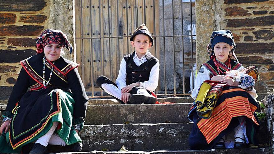 Niñas y niños alistanos posan con la indumentaria tradicional. | Ch. S.