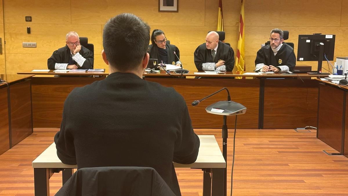D'esquenes, el condemnat per violar una amiga menor d'edat en un pis de Girona.