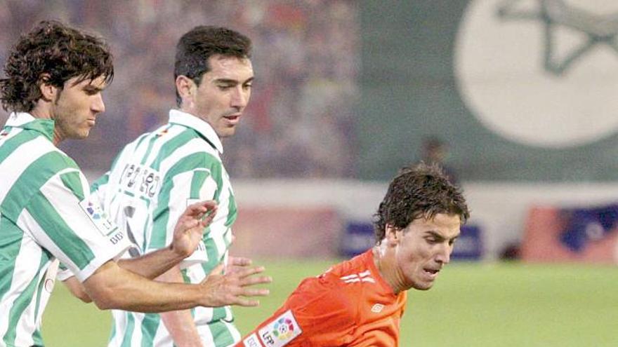 Óscar Díaz protege del balón.