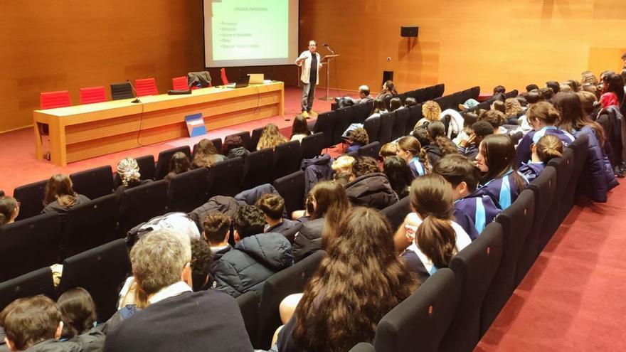 Los estudiantes, ayer, en el Pazo da Cultura de Pontevedra.  | // FDV