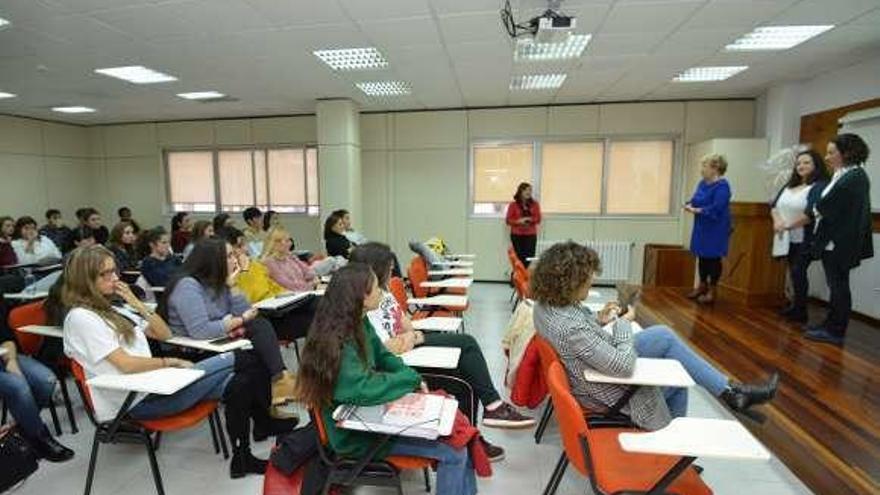 Abelairas, Renda y Vilaverde se dirigen a las estudiantes. // G. Santos