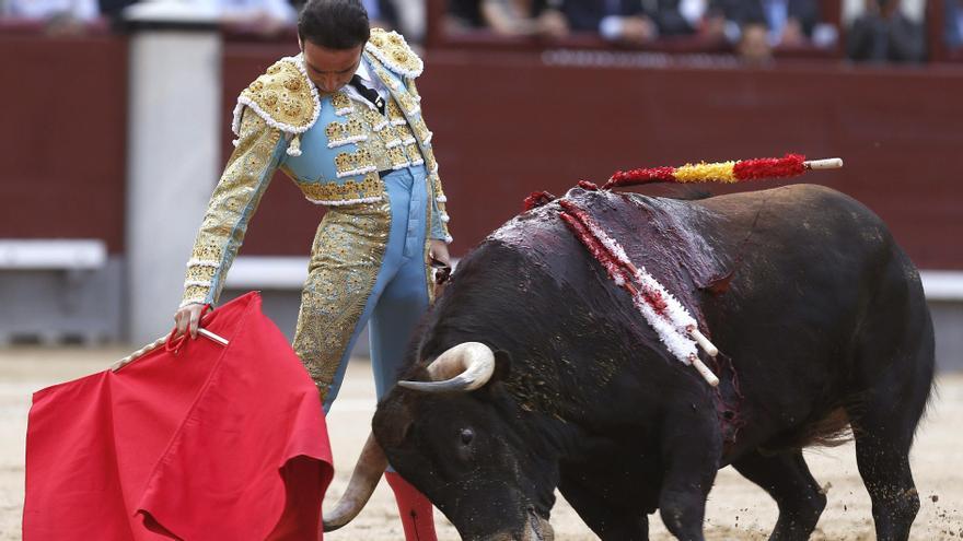 El diestro Enrique Ponce durante la faena con la muleta a su toro