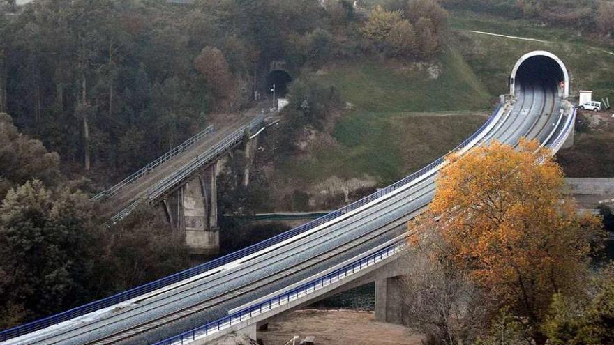 El viejo puente de Monte Porreiro, a la izquierda, sin raíles, junto al nuevo viaducto del Eje Atlántico. // RV