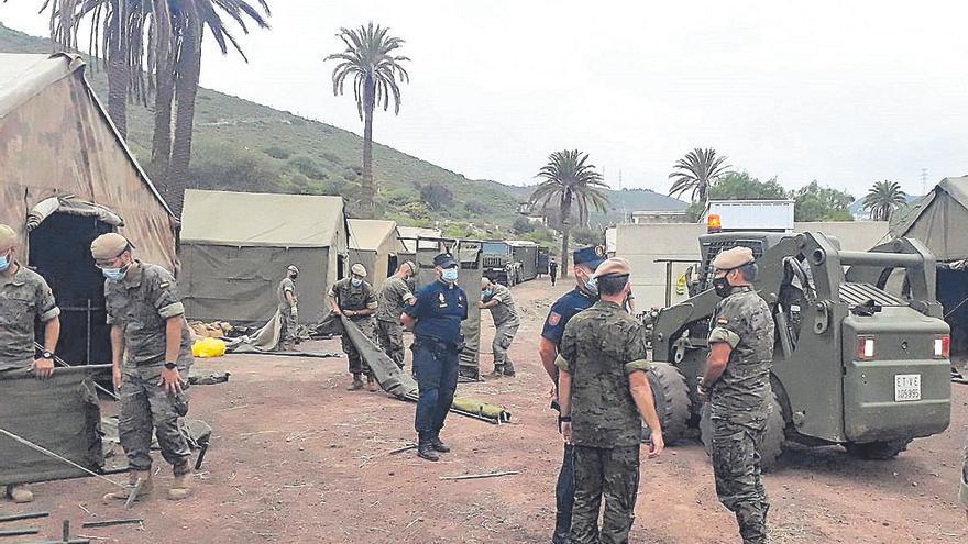 La Brigada Canarias XVI instala casetas del nuevo campamento en el antiguo Polvorín.