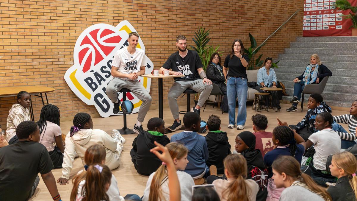 Susinskas i Geben comparteixen la seva experiència en el món del bàsquet amb la mainada.