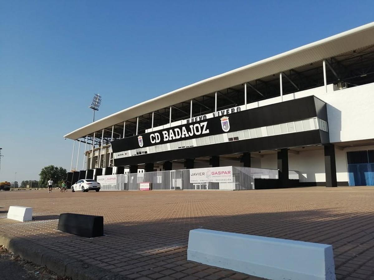 Fachada del estadio Nuevo Vivero.