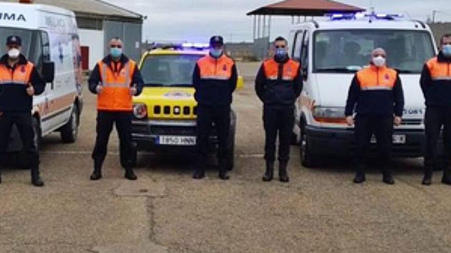 Parte del grupo de voluntarios de Protección Civil en activo durante la pandemia, en las instalaciones del recinto ferial de Benavente.