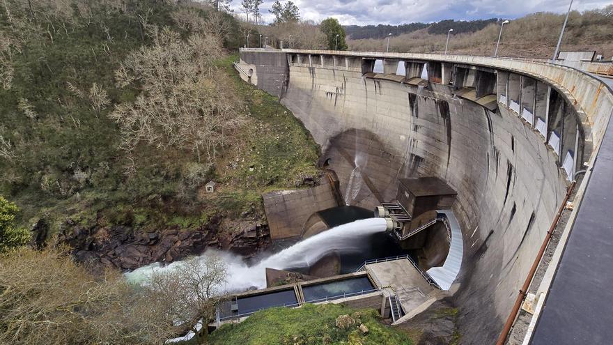 El paso de Jana llena el embalse de Eiras hasta su límite