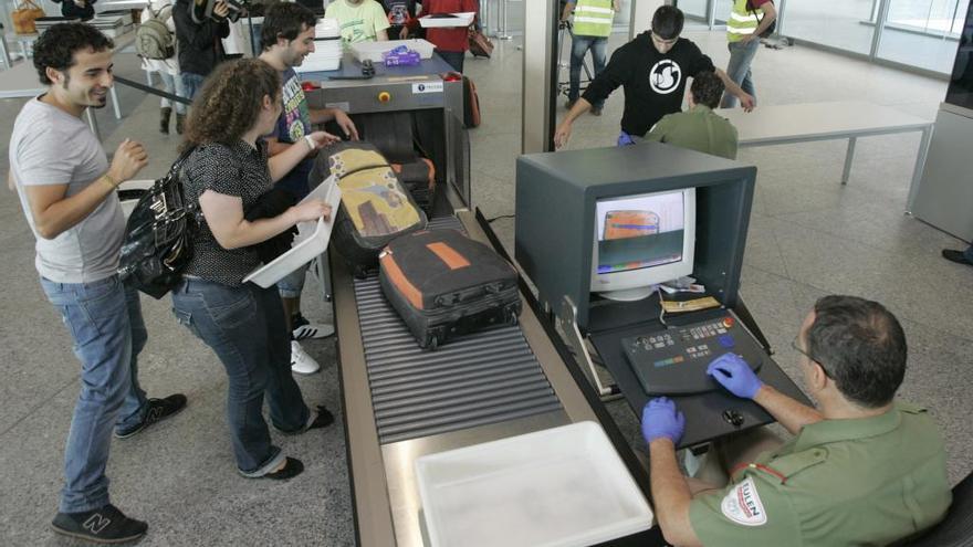 Control de seguridad en Santiago. // X. Álvarez