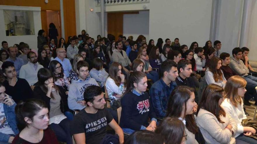 Los alumnos participan en los encuentros literarios de la Biblioteca.