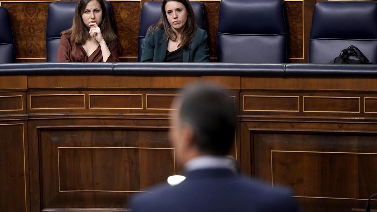 Las ministras Ione Belarra e Irene Montero escuchan a Pedro Sánchez en el Congreso.