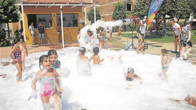 Fiesta de la espuma, en una imagen de archivo, en el parque La Tejera de Villafranca
