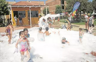 Encierros, pistas de agua y fiestas de la espuma: novedades en las verbenas de las barriadas periféricas de Córdoba