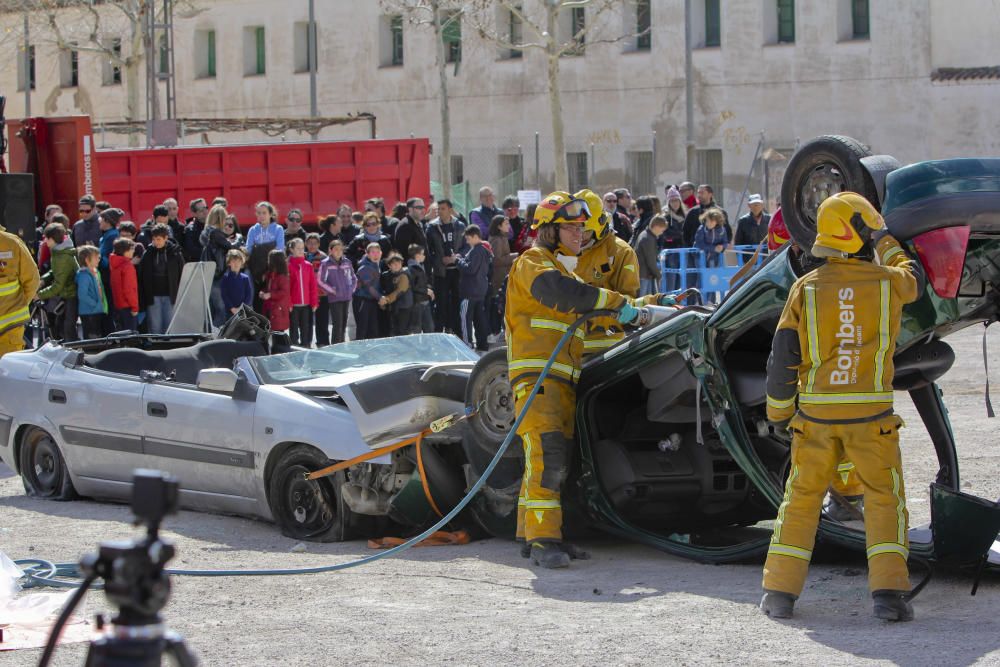 Los bomberos protagonizan rescatan a dos personas tras un accidente de tráfico ante numeroso público