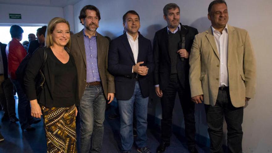 Ana Oramas, junto a Carlos Alonso, José Manuel Bermúdez, Fernando Clavijo y José Alberto Díaz, en un acto electoral de CC de febrero del año pasado.