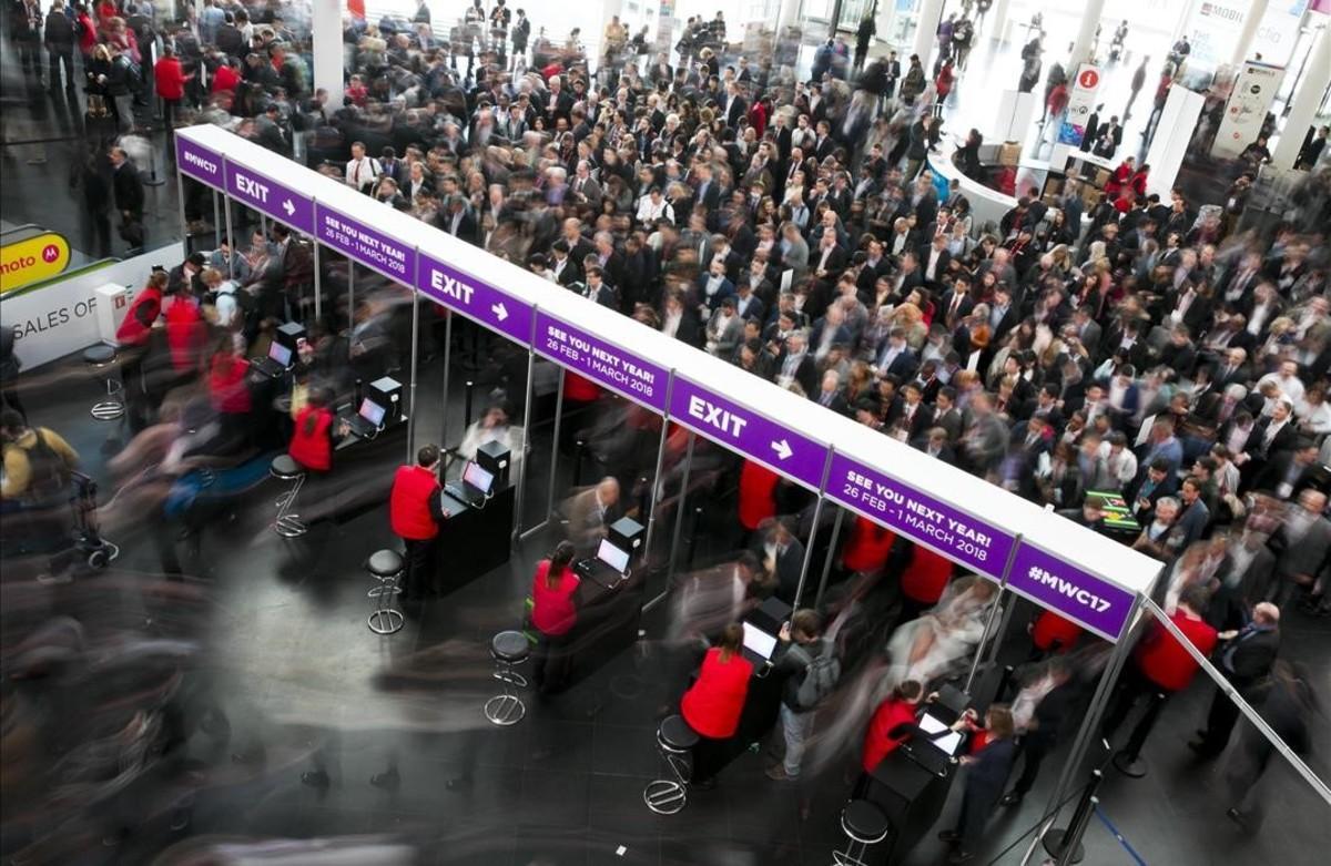 Entrada dels participants del Mobile World Congress a la Fira de Gran Via.