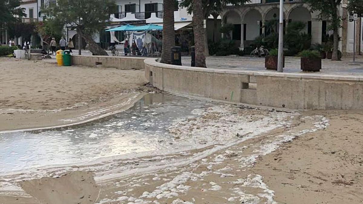 Una de las muestras se recogió en esta acumulación de aguas sucias en la zona de Albercutx.