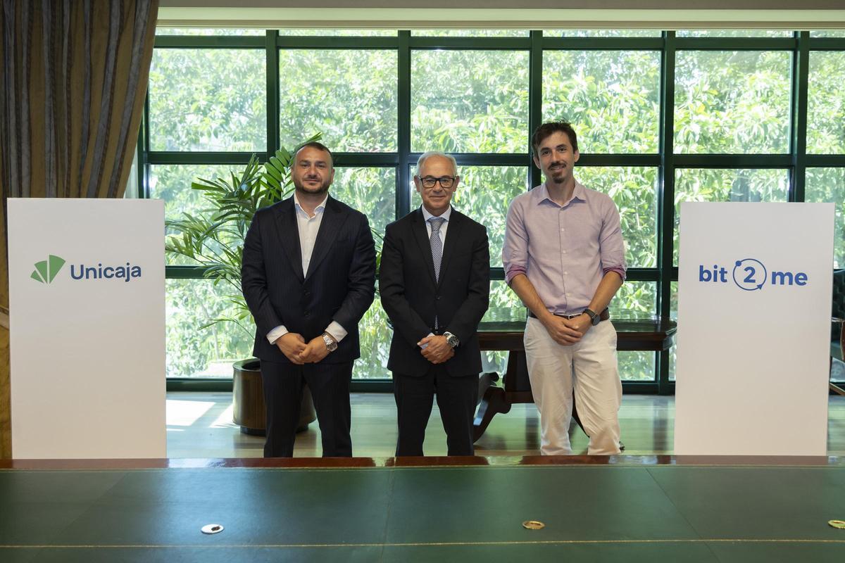 De izquierda a derecha:  el COO y cofounder de Bit2Me, Andrei Manuel; el CEO de Unicaja, Isidro Rubiales, y el CEO y cofundador de Bit2Me, Leif Ferreira.