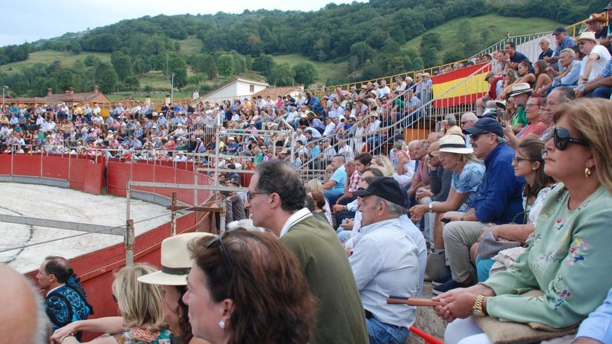 Los toros regresan a Asturias en Benia con 1.800 aficionados y una protesta contra un evento &quot;cruel&quot;