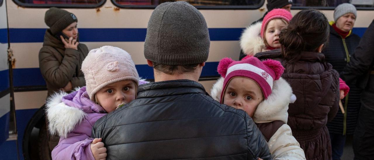 Evacuados ucranianos ayer en la villa de Brovary, tras huir de Kiev y del avance ruso. / MARKO DJURICA