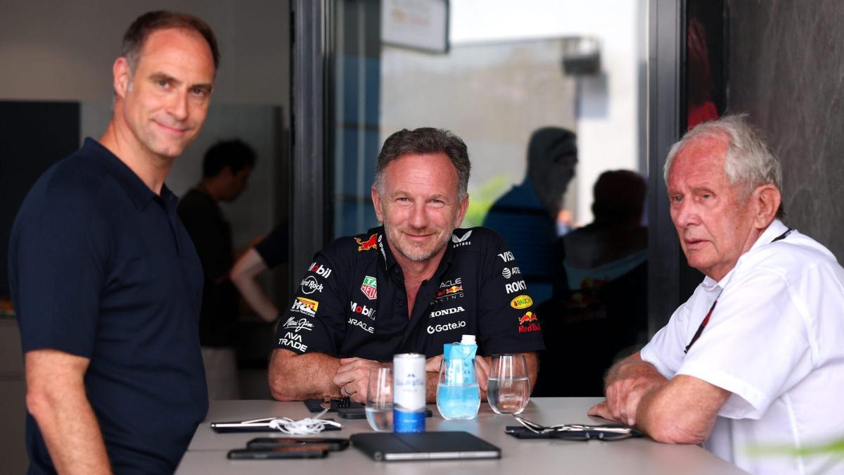 Oliver Mintzlaff, junto a Horner y Marko