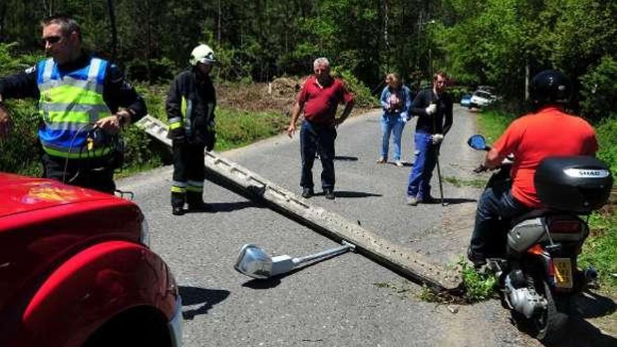 Vecinos se acercaron al lugar del accidente, en Xanza.  // Iñaki Abella