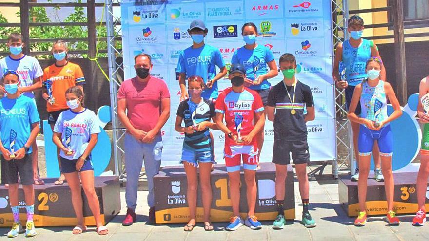 En la imagen, los triatletas más destacados en la competición de juveniles y cadetes, ayer en Corralejo. | | LP/DLP