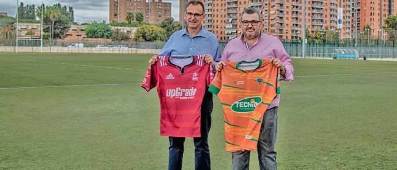 Eduardo y José González posan con las camisetas del CAU y del Tecnidex, ayer en Quatre Carreres.