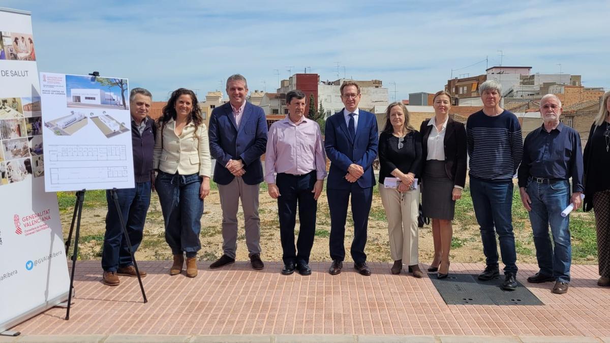 El conseller, en el solar que ocupará el consultorio.