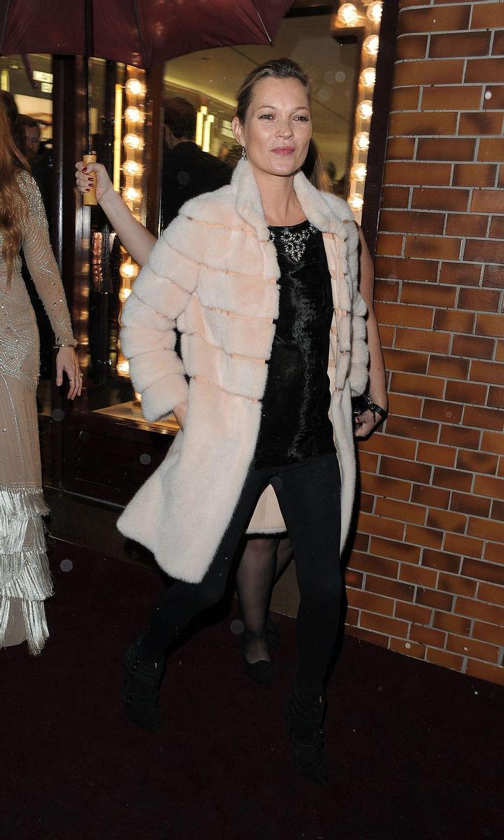 Kate Moss con abrigo de pelo en la fiesta Naughty Christmas Party en Londres