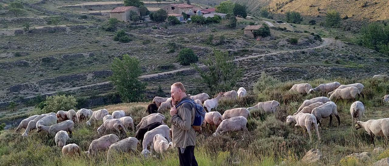 Vecinos del interior, como Manuel Monserrat, de una masía de la Mata, difícilmente encuentran cobertura en la zona.