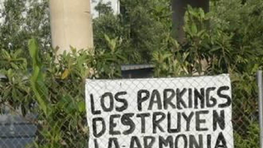 Dos de los muchos carteles que se pueden ver en el camino secundario que lleva al aeropuerto.