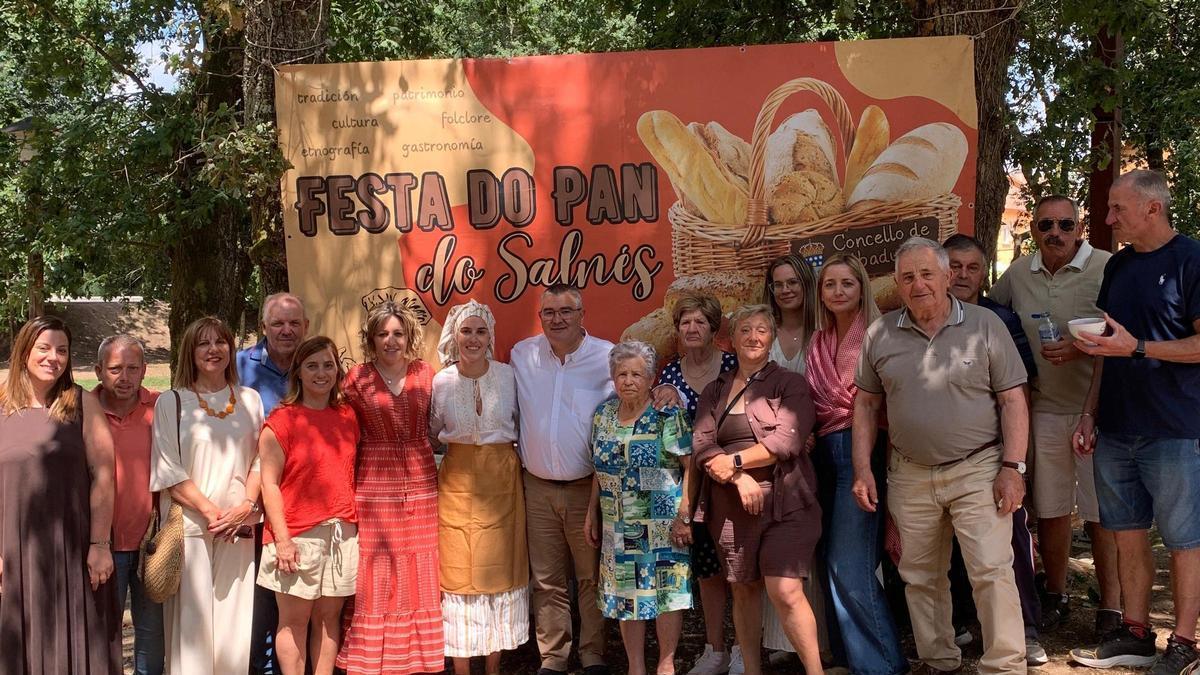 Autoridades y vecinos presentaron el programa de la Festa do Pan de Ribadumia.