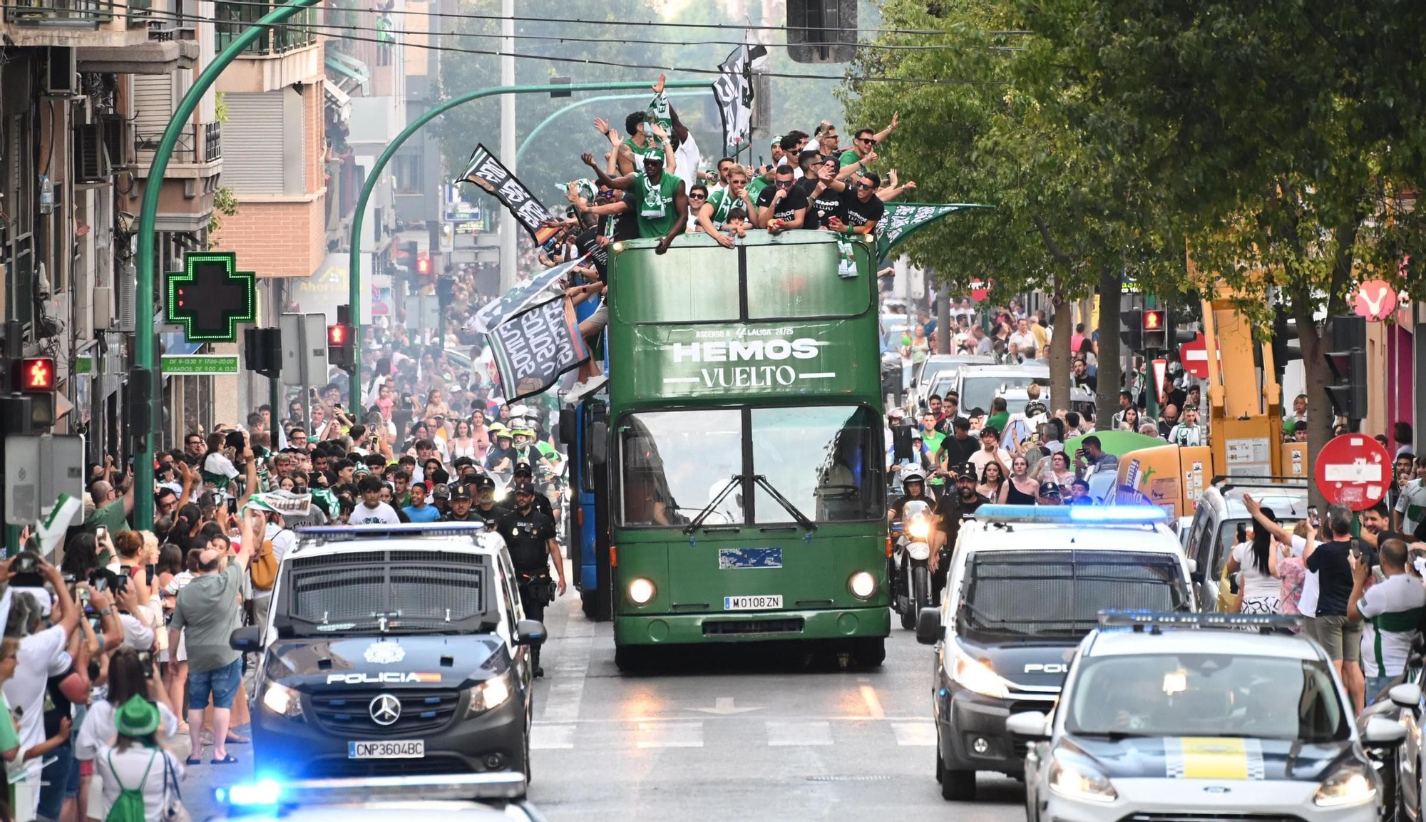 El Elche CF celebra el ascenso a Primera con una rúa en autobús hasta la Plaça de Baix