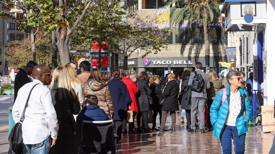 Largas colas en las expendedurías Bello y Plaza Santa Catalina de València