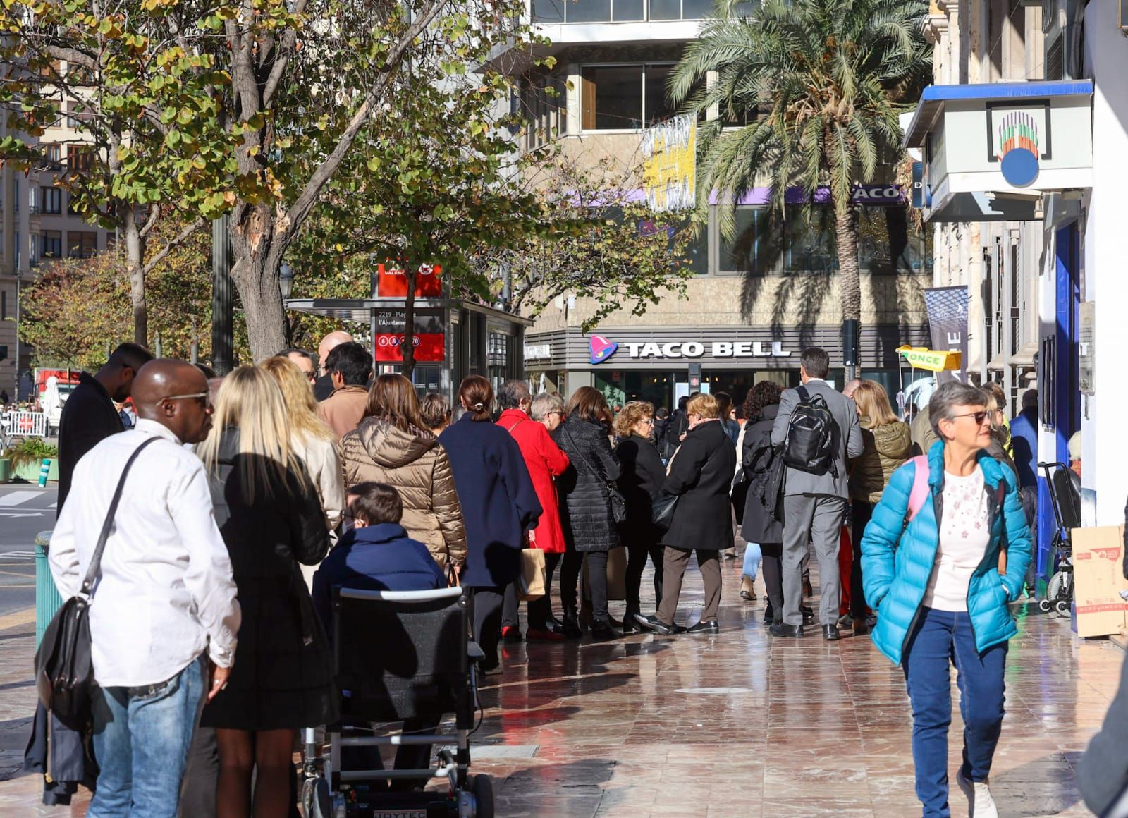 Largas colas en las expendedurías Bello y Plaza Santa Catalina de València