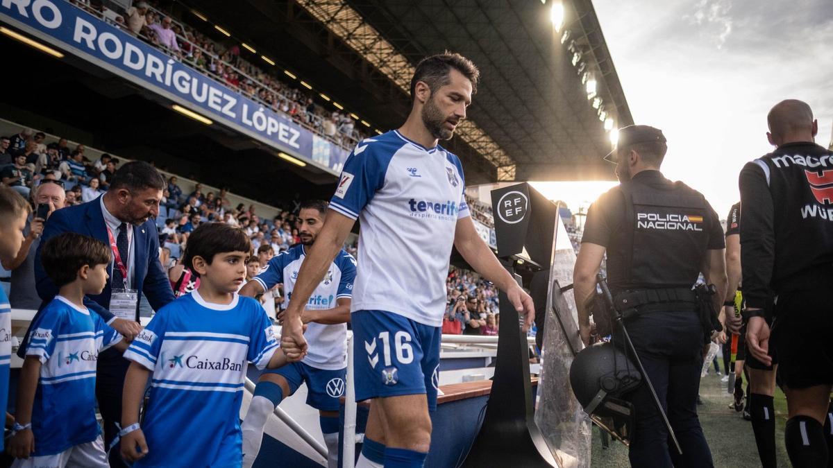 Aitor Sanz salta al campo en su partido número 358 con el CD Tenerife