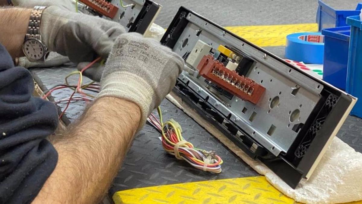 un hombre trabajando en un modelo electrónico