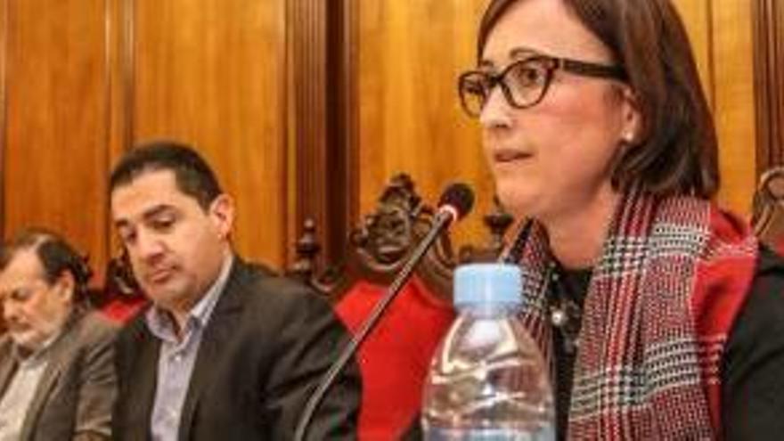 La concejal de Bienestar Social, Aroa Mira, junto al alcalde en un pleno