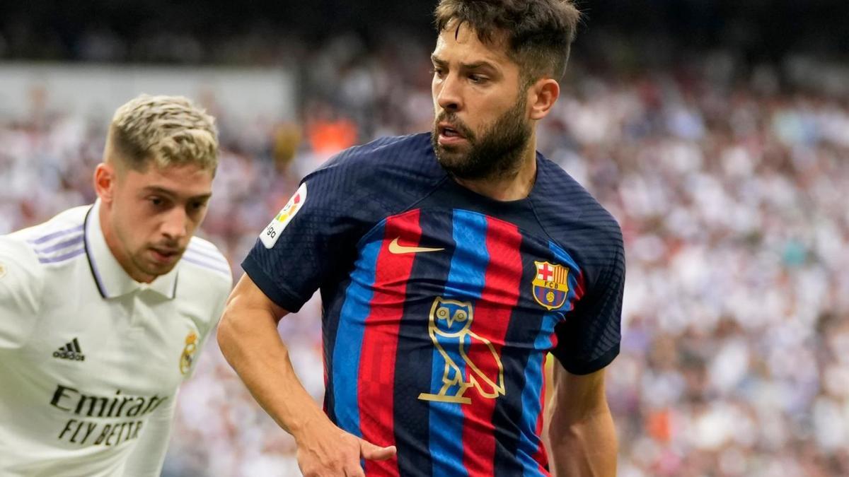 Jordi Alba en el Clásico de ida de LaLiga en el Santiago Bernabéu contra el Real Madrid.