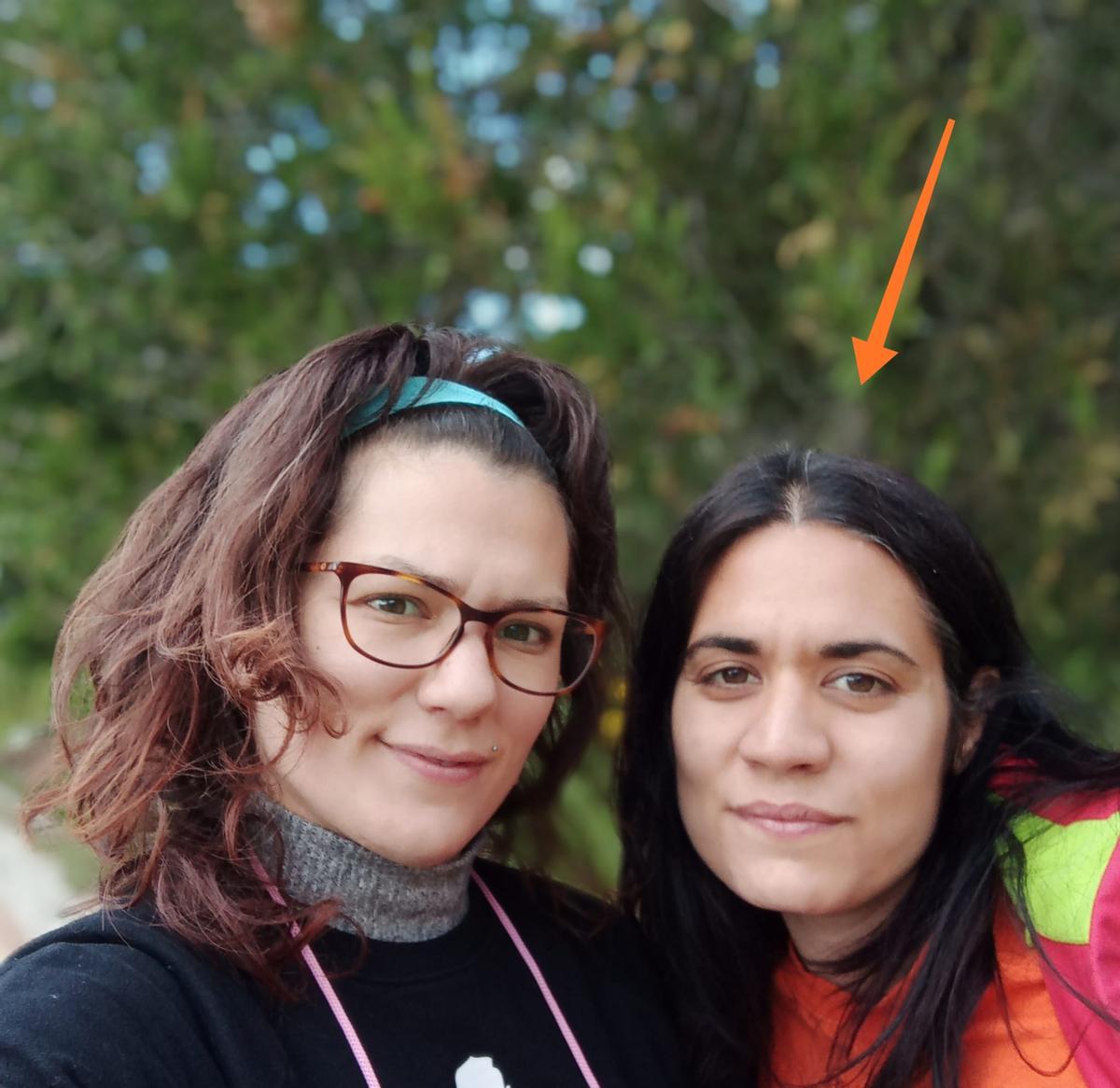 Cristina Ramos, junto a una amiga de la infancia que ha participado en las labores de búsqueda.